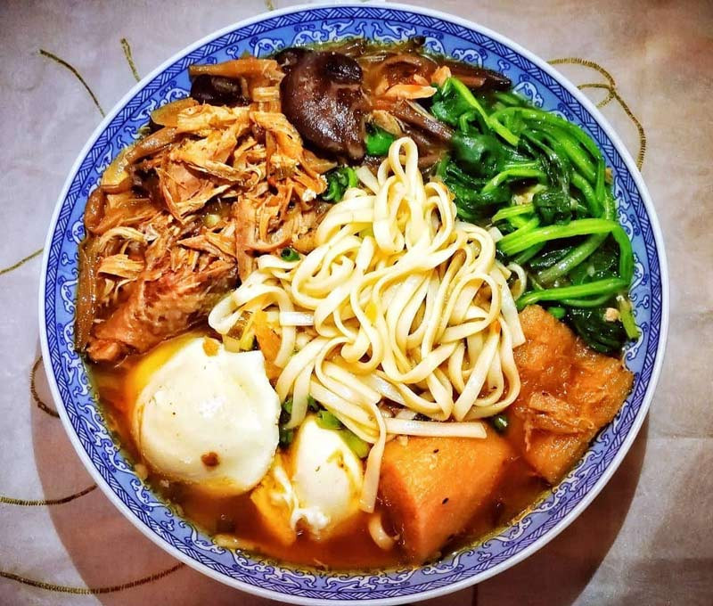  Mì trường thọ: Đúng như tên gọi của nó, mì trường thọ tượng trưng cho ước nguyện trường thọ. Đây là món ăn tượng trưng cho sự may mắn trong Tết Nguyên đán, đặc biệt ở miền Bắc Trung Quốc. Sợi mì trường thọ dài hơn những sợi mì bình thường và không cắt nhỏ, có thể chiên hoặc luộc và cho vào bát cùng với nước dùng. Ảnh minh họa