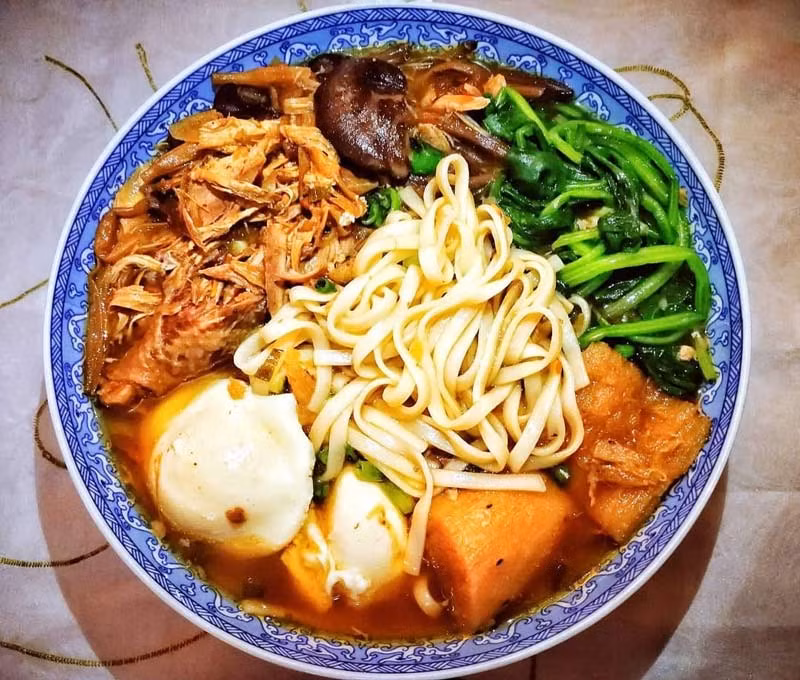  Mì trường thọ: Đúng như tên gọi của nó, mì trường thọ tượng trưng cho ước nguyện trường thọ. Đây là món ăn tượng trưng cho sự may mắn trong Tết Nguyên đán, đặc biệt ở miền Bắc Trung Quốc. Sợi mì trường thọ dài hơn những sợi mì bình thường và không cắt nhỏ, có thể chiên hoặc luộc và cho vào bát cùng với nước dùng. Ảnh minh họa