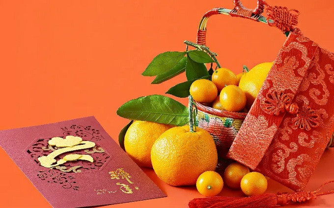 Một số loại trái cây thường được ăn trong dịp Tết Nguyên đán tại Trung Quốc là quýt, cam và bưởi bởi chúng màu vàng và có hình dạng tròn. Điều này tượng trưng cho sự no đủ và giàu có. Ăn quýt và cam được cho là sẽ mang lại may mắn và tài lộc. Trong tiếng Trung Quốc, có nghĩa là cam và quýt phát âm giống với “thành công”. Ăn bưởi được cho là sẽ mang lại sự thịnh vượng. Càng ăn nhiều bưởi sẽ càng mang lại sự giàu có. Ảnh Vietnamnet