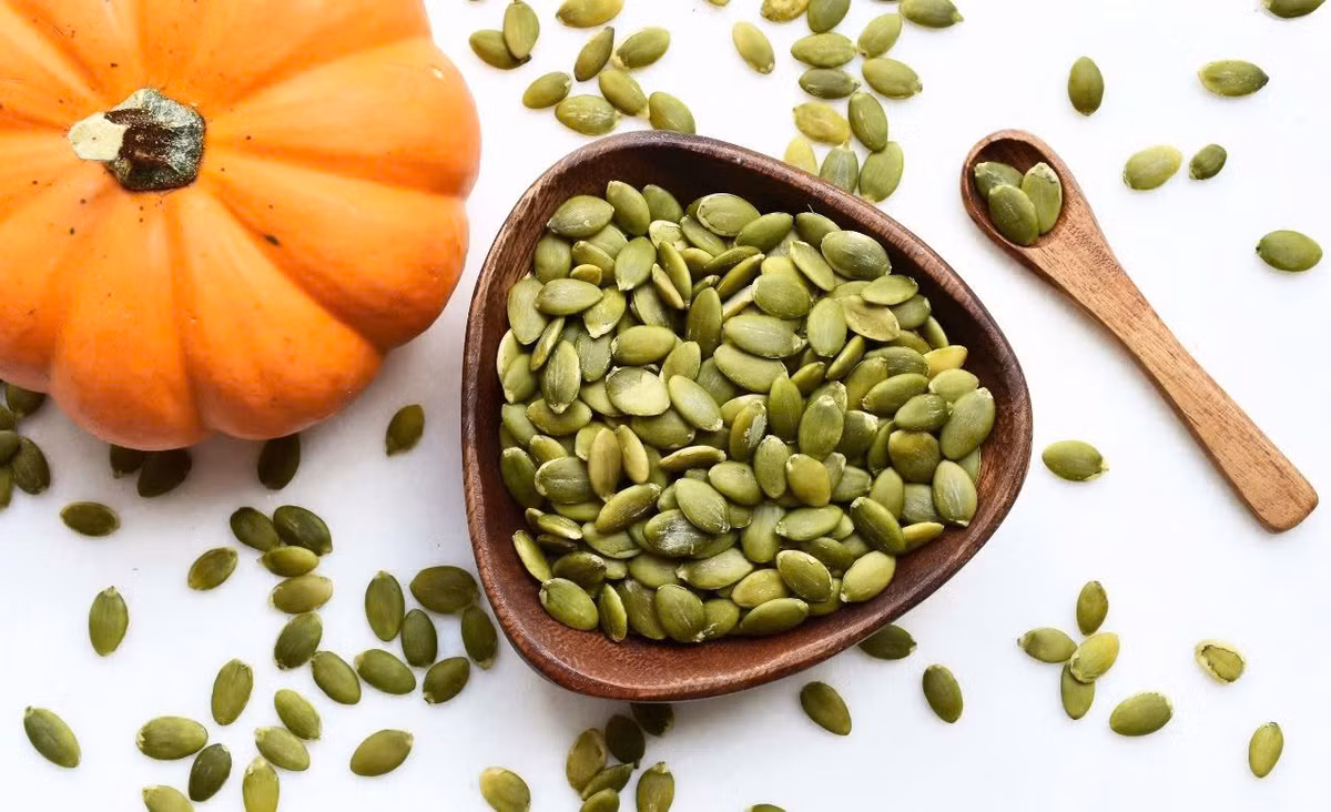  Hạt bí ngô có chất béo lành mạnh, chất xơ và chất chống ôxy hóa rất tốt cho sức khỏe tim mạch. Các a xít béo không bão hòa đơn trong loại hạt này giúp giảm cholesterol xấu và tăng cholesterol tốt. Magiê trong hạt giúp điều chỉnh mức huyết áp. Ảnh minh họa