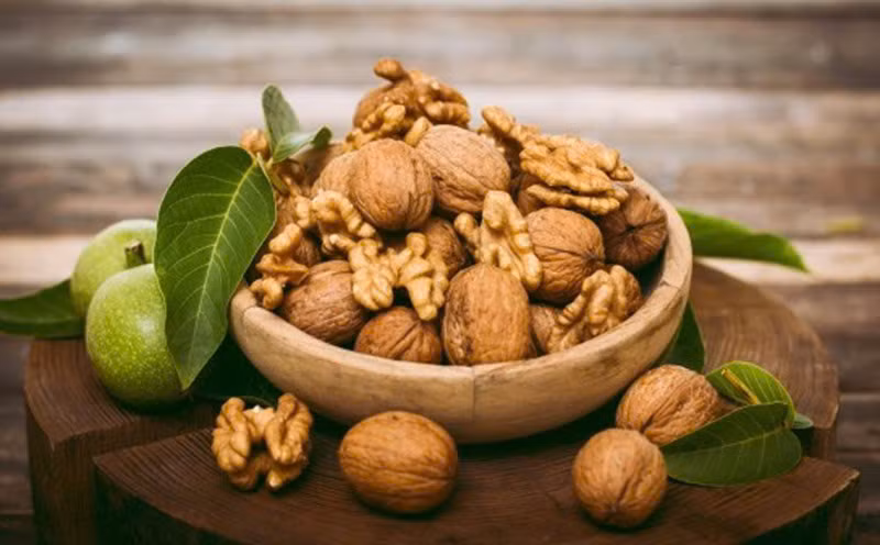  Óc chó nhiều axit alpha-linolenic (ALA), loại axit béo omega-3 nguồn gốc thực vật có đặc tính chống viêm, cải thiện sức khỏe tim mạch. Chúng còn giúp giảm nguy cơ mắc bệnh tim, tiểu đường type 2 ở phụ nữ, làm chậm suy giảm nhận thức ở người lớn tuổi. Hạt óc chó cung cấp protein, chất xơ cùng các khoáng chất có lợi khác như magiê, phốt pho. Ảnh minh họa