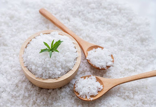  Muối là chất tẩy rửa siêu rẻ mà có thể tìm thấy ngay trong căn bếp gia đình. Bếp, bồn tắm, nội thất trong nhà tắm muối có thể tẩy sạch hết, kể cả những vết bẩn cứng đầu.