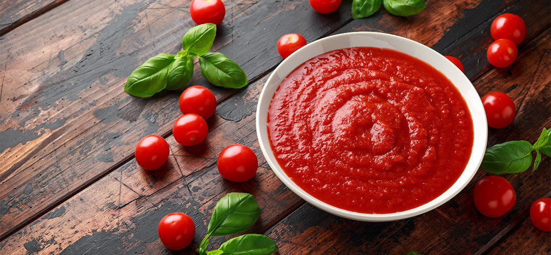  Dùng tương cà và muối: Phương pháp này rất hiệu quả trong việc đánh sạch đồ dùng bằng đồng bị hoen ố. Cách thực hiện rất đơn giản. bạn chỉ cần đổ tương cà lên giẻ lau rồi rắc thêm chút muối, tiến hành chà mạnh vết gỉ sét, sau đó rửa sạch bằng nước sẽ làm sáng bóng bề mặt. Ảnh minh họa