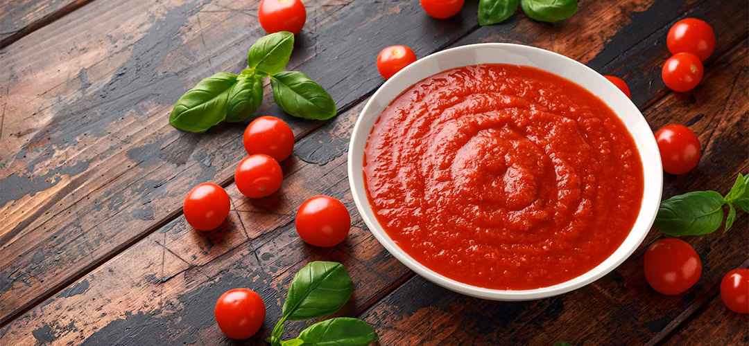  Dùng tương cà và muối: Phương pháp này rất hiệu quả trong việc đánh sạch đồ dùng bằng đồng bị hoen ố. Cách thực hiện rất đơn giản. bạn chỉ cần đổ tương cà lên giẻ lau rồi rắc thêm chút muối, tiến hành chà mạnh vết gỉ sét, sau đó rửa sạch bằng nước sẽ làm sáng bóng bề mặt. Ảnh minh họa