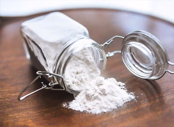  Baking soda và bột mù tạt: Baking soda có đặc tính mài mòn và mù tạt là chất chống thấm dầu. Có thể sử dụng những thứ này thay cho chất tẩy rửa để vệ sinh lò nướng, thiết bị vệ sinh và mặt bếp. Ảnh minh họa