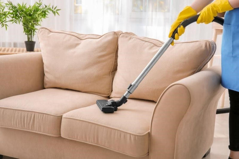  Cách làm sạch ghế sofa vải bố: Hãy sử dụng máy hút bụi hoặc bàn chải mềm để vệ sinh nhẹ nhàng trên bề mặt để lấy đi các lớp bụi bẩn, tóc vương vãi trên ghế. Tiếp theo, có thể sử dụng các dung dịch tẩy rửa chuyên dùng cho vải bố để loại bỏ các vết bẩn trên ghế sofa. Đối với những loại ghế sofa vải bố có thể tháo rời, nên mang lớp bọc bên ngoài đi giặt bằng tay để đảm bảo có thể loại bỏ hoàn toàn các vết bẩn trên ghế. Cuối cùng, để ghế khô tự nhiên là có thể sử dụng tiếp tục.