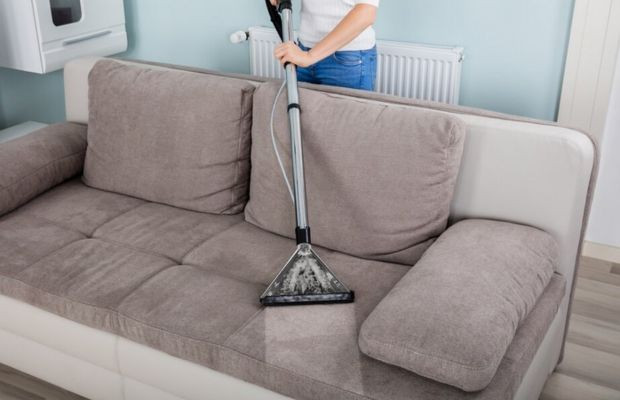  Cách vệ sinh ghế sofa chất liệu nỉ: Dùng máy hút bụi cầm tay để hút sạch bụi bẩn trên bề mặt ghế sofa. Lưu ý: Nếu không có máy hút bụi, trải một vài chiếc khăn ẩm lên mặt ghế. Sau đó dùng gậy đập mạnh vào ghế. Với cách này, bụi bẩn từ trong ghế sofa sẽ bám vào chiếc khăn. Lấy một chiếc khăn mềm thấm vào nước sạch hoặc giấm trắng, sau đó lau nhẹ lên các vết bẩn trên ghế sofa. Ảnh minh họa