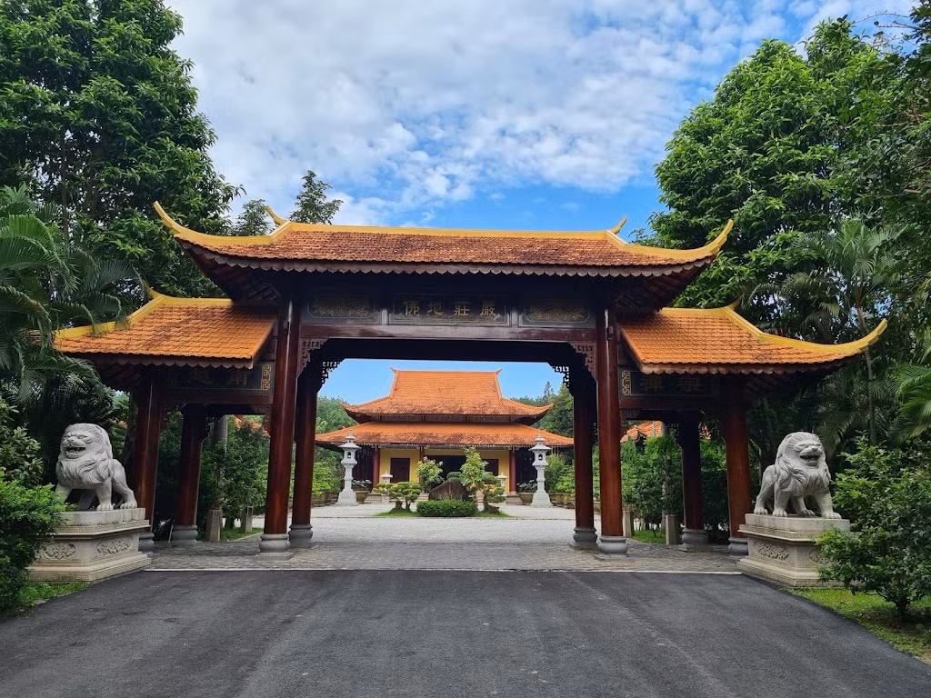  Thiền viện Trúc Lâm Thanh Nguyên: Với diện tích hơn 10 ha, thiền viện nằm lọt thỏm giữa rừng cao su, tách biệt với khu dân cư nên không gian khá yên bình. Bao quanh thiền viện là bóng mát của cánh rừng cao su và hoa lá. Bên trong thiền viện là cây xanh, tạo cảm giác gần gũi hòa quyện vào thiên nhiên. Ảnh PG Bình Dương