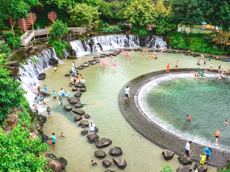  Khu du lịch Thủy Châu - địa điểm tắm suối nhân tạo tại Bình Dương. Nơi đây có không gian thoáng đãng, mát mẻ với nhiều hoạt động vui chơi như tắm suối, hồ bơi,... cùng với nhiều món ăn ngon nhưng có giá cả hợp lý. Ảnh MIA