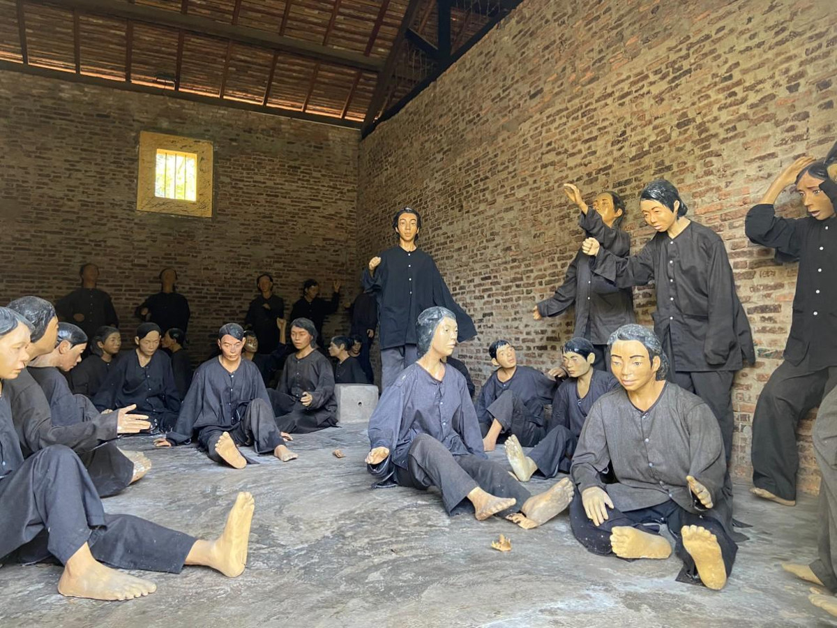 Nhà tù Phú Lợi: Được mệnh danh là "địa ngục trần gian", Phú Lợi là một trong những nhà tù lớn ở miền Nam được dựng lên năm 1957 để giam cầm và tra tấn hàng nghìn các chiến sĩ cách mạng suốt 8 năm (1957-1964). Nơi đây có 3 trại: Chi Lăng, Bạch Đằng và Đống Đa, với 9 phòng giam đánh dấu A, B, C, D... mỗi trại ngăn cách nhau bằng bức tường dây kẽm gai dày đặc. Ảnh Crystal Bay