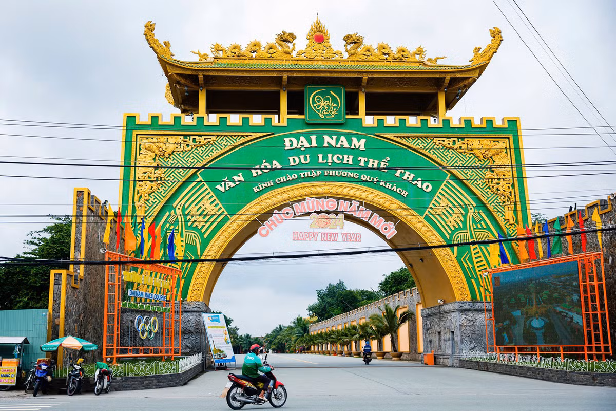 Theo thông báo mới nhất được đăng tải trên fanpage, Khu du lịch Đại Nam sẽ tạm ngưng hoạt động từ ngày 22/1 đến hết ngày 28/1 để chỉnh trang và hoàn thiện cảnh quan mừng Xuân Ất Tỵ 2025. Nhiều người không biết chơi ở đâu ăn gì trong thời gian này. Dưới đây là một số gợi ý điểm ăn chơi quanh Bình Dương trong thời gian khu du lịch Đại Nam tạm ngưng hoạt động. Ảnh Internet
