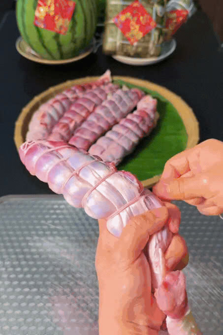 Sơ chế sạch phần bắp bò. Dùng dây dù/chỉ thực phẩm cuốn quanh lõi rùa chặt tay nhưng không cần chặt quá để miếng thịt khi lên món trông đẹp mắt và chắc hơn. Nếu buộc quá chặt miếng thịt luộc lên sẽ bị cứng. Ảnh kenhcuamy