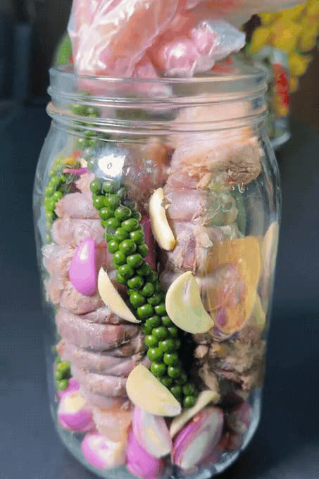 Thêm tiêu xanh, hành tím, tỏi, ớt đỏ và rưới phần nước mắm đã nguội hẳn vào hũ. Đậy nắp kín và để khoảng 2-3 ngày sau là dùng được. Ảnh kenhcuamy