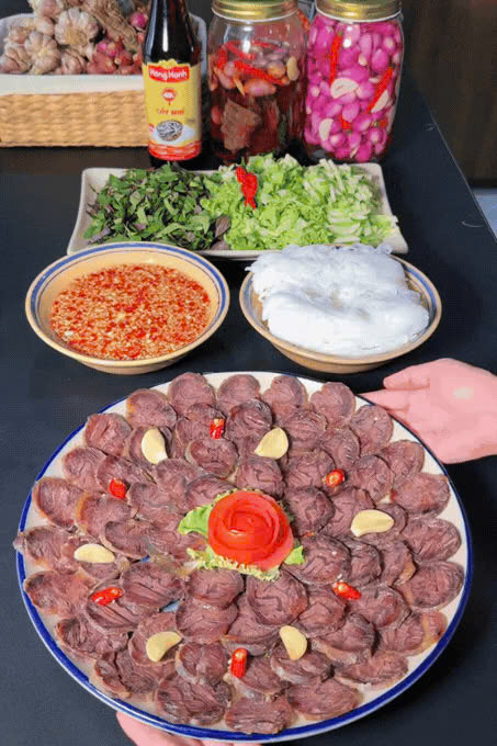 Thái miếng nhỏ vừa ăn, không mỏng quá, không dày quá xếp vào đĩa. Pha thêm nước mắm chua ngọt chấm kèm, ngon tuyệt đỉnh.