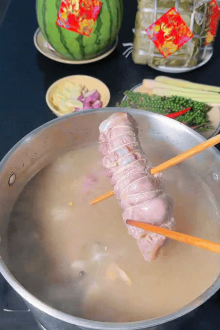 Nồi nước bò đun chừng khoảng 1 tiếng hoặc đến khi mềm, bởi lúc ngâm bò sẽ săn lại ăn là vừa. Nếu bạn luộc chín tới thì khi ngâm bò sẽ bị cứng, ăn sẽ kém ngon. Ảnh kenhcuamy