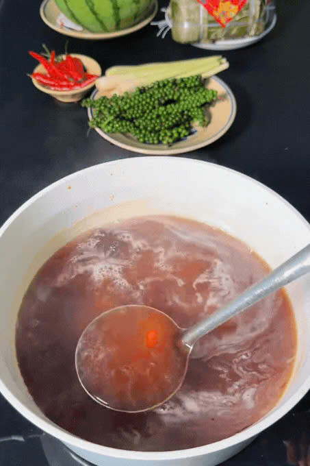 Làm phần nước mắm để ngâm bò, cho vào nồi 2 bát nước mắm, 2 bát nước lọc, 1/4 bát giấm, 2 bát đường, 1 bông hồi, 1 thanh quế, đảo đều. Nếu bạn ăn mặn hơn hoặc ngọt hơn có thể tùy chỉnh theo khẩu vị. Đun sôi sau đó để nguội, nước mắm ngâm bò đun sôi mới ngâm sẽ giúp món ăn để được lâu hơn. Tiếp đó, phần hành tím, tỏi cũng cần thái lát để cho cùng vào hũ ngâm sẽ ngon và đẹp mắt hơn. Ảnh kenhcuamy