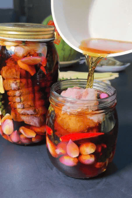 Sau vài ngày ngâm, phần nước mắm ngâm lõi rùa vẫn trong và không bị váng mỡ, phần bắp bò lõi rùa hơi trong và mềm, thịt đỏ tía đều, trông rất đẹp mắt. Ảnh kenhcuamy