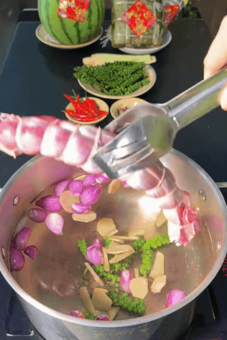 Xếp bắp bò vào và luộc chín. Khi lõi rùa chín sẽ săn lại bởi vậy khi tính toán làm món ăn này, bạn nên trừ hao để mỗi lần làm ăn vừa đủ. Ảnh kenhcuamy