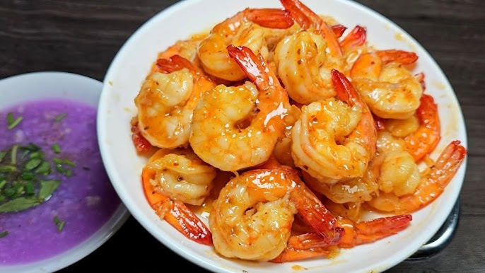  Tôm rim với lớp nước sốt đỏ tươi, đậm đà là món ăn không thể thiếu trong mâm cơm đầu năm. Tôm tượng trưng cho sự phát triển, màu đỏ của nước sốt tôm mang lại sự tươi mới, thịnh vượng. Đây là một món ăn dễ nấu, hợp khẩu vị của nhiều gia đình và luôn mang đến không khí ấm cúng.