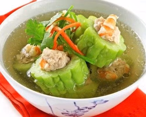 Khổ qua thường có hình dạng dài, nhiều gai. Là biểu tượng của sự chống lại và tránh xa tai họa. Việc ăn khổ qua trong những ngày đầu năm giúp gia đình tránh khỏi những điều xấu và mang lại một năm mới an lành, bình an. Đặc biệt, khổ qua nhồi thịt là món ăn không còn xa lạ trong mâm cơm mỗi dịp Tết đến Xuân về.