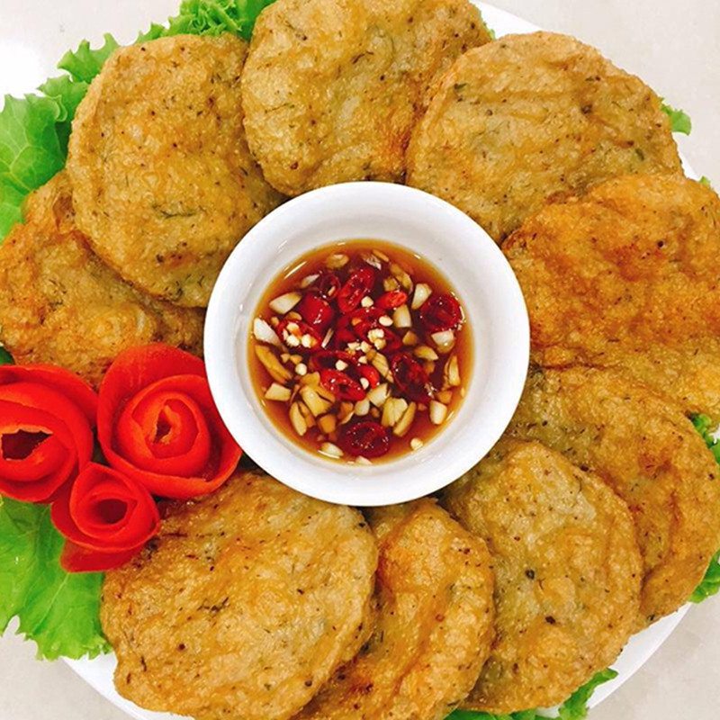  Chả cá thường được xem là biểu tượng của sự giàu có và phú quý. Màu vàng của chả cá tượng trưng cho sự đủ đầy và thịnh vượng. Ngoài ra, chả cá có vị thơm ngon và mùi hương độc đáo. Cách chế biến chả cá với các gia vị đặc trưng tạo ra một món ăn đặc sắc, thích hợp để thưởng thức trong bữa ăn Tết đặc biệt. Ảnh minh họa