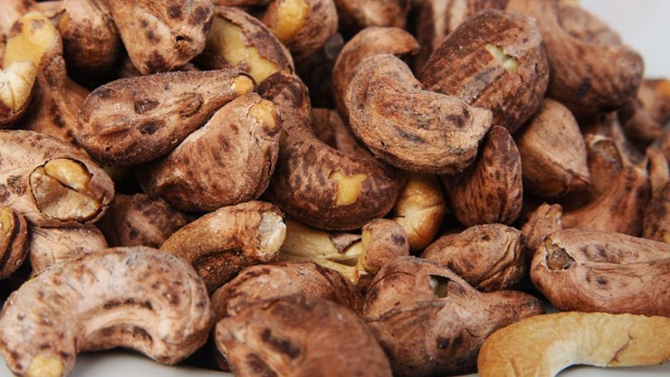  Hạt điều: Việc ăn hạt điều có thể là một hoạt động thư giãn và tạo niềm vui trong những cuộc gặp gỡ gia đình và bạn bè trong dịp Tết. Loại hạt này có hương vị đặc trưng giòn ngon, thường được thưởng thức kèm với đồ uống tạo nên không khí ấm cúng, thoải mái. Sự ngon miệng của hạt điều làm cho nó trở thành một lựa chọn phổ biến vào dịp Tết. Ảnh minh họa