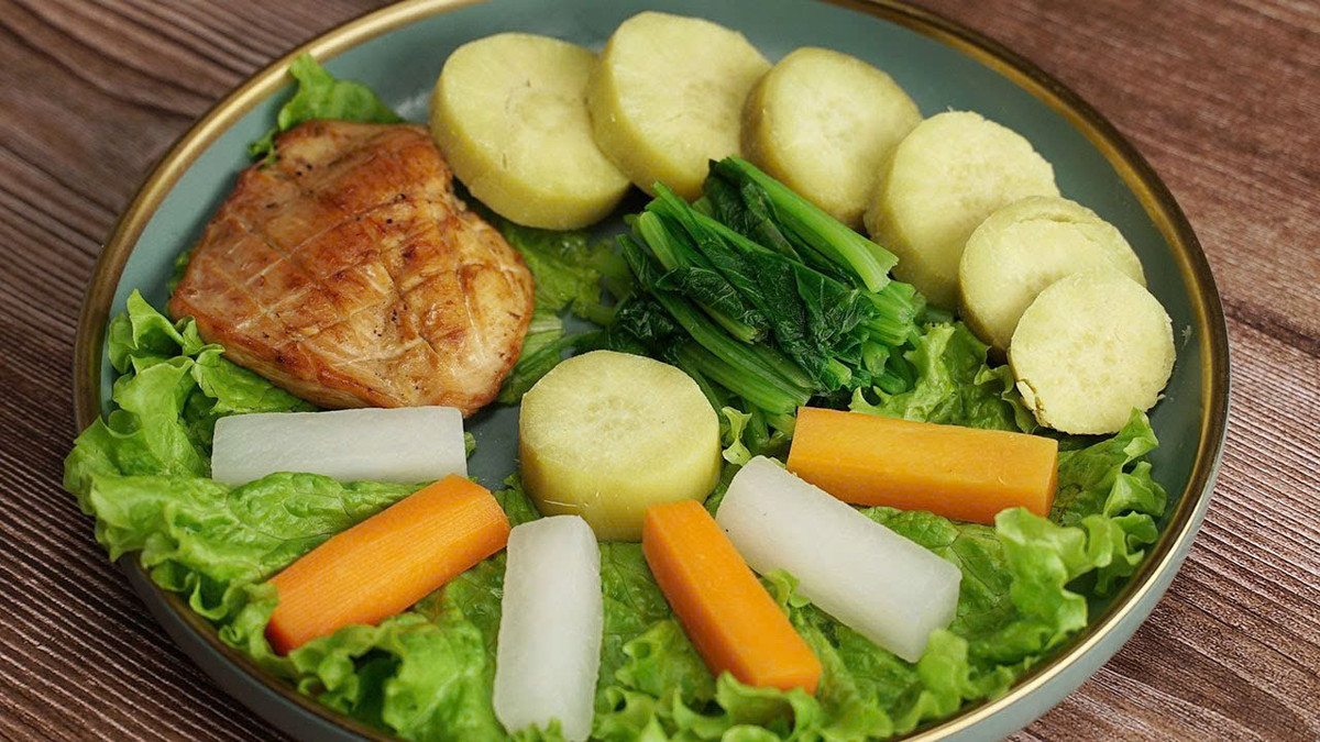 Thực đơn ngày 2: Sáng: 1 củ khoai lang cùng, 100g rau củ luộc tùy chọn theo khẩu vị. Trưa: Ăn uống bình thường. Hạn chế các thực phẩm nhiều tinh bột, chất béo. Tối: Salad cùng sữa chua. Có thể ăn thêm 100g hạt khô giảm cân theo sở thích. Ảnh minh họa