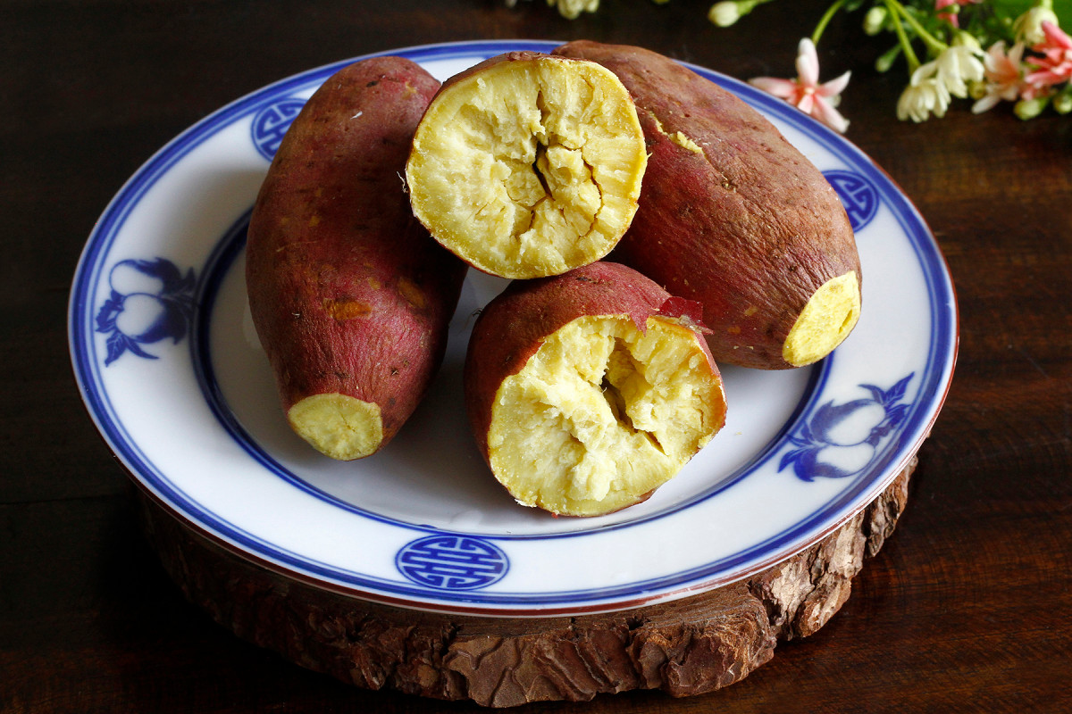 Lưu ý khi áp dụng phương pháp ăn khoai để giảm cân; Khi luộc hoặc nướng khoai, tránh để khoai chín quá mức, có thể làm mất đi dưỡng chất ban đầu của khoai.. Nên duy trì thói quen ăn khoai kèm với việc tập luyện thể dục thể thao đều đặn để đạt được hiệu quả giảm cân tốt nhất. Ảnh minh họa