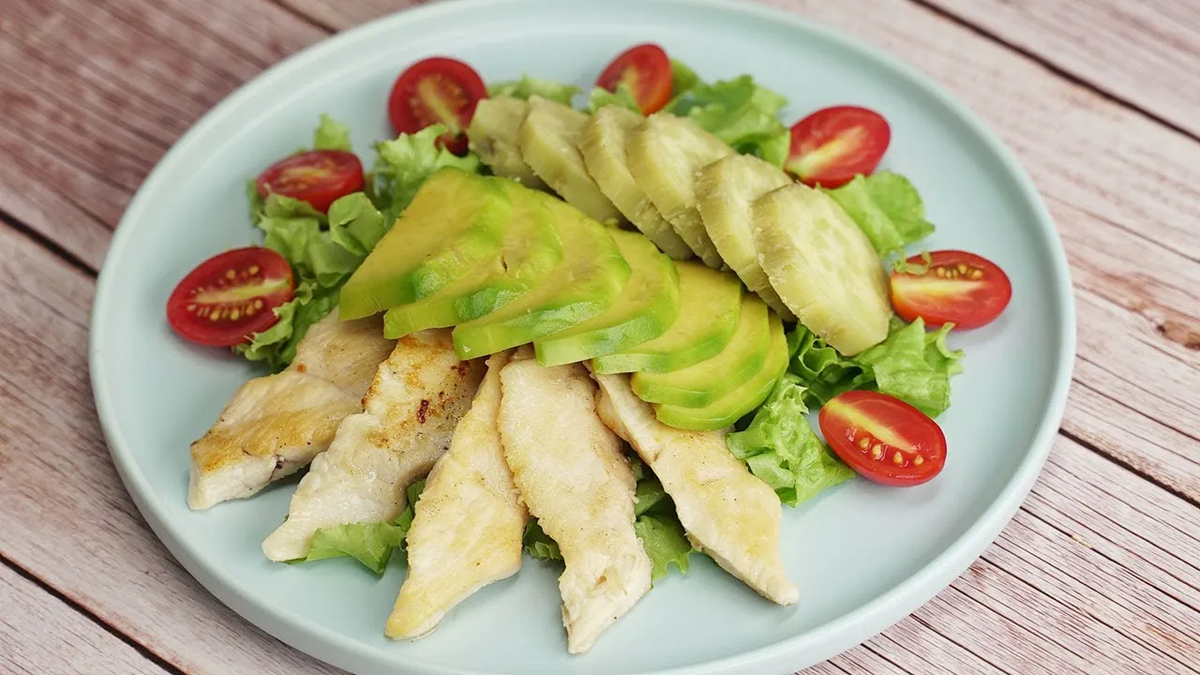 Thực đơn ngày 3: Sáng: 2 lát bánh mì còn nguyên ruột, 1 quả trứng ốp la, 1 ly nước ép. Trưa: 1 củ khoai lang, 200g ức gà để áp chảo, một quả táo. Tối: 1 củ khoai lang kết hợp với sữa hoặc salad. Ảnh minh họa