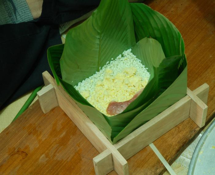 Bí quyết gói bánh chưng dẻo thơm, đậm đà hương vị Tết - Hình 8 Bi quyet goi banh chung deo thom, dam da huong vi Tet-Hinh-8