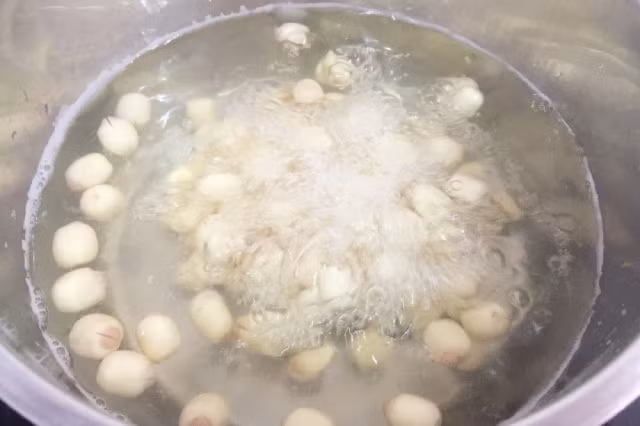 Nguyên liệu nấu chè củ năng: 50g táo tàu, 300g hạt sen, 50g đường phèn, 1/2 muỗng cà phê muối, nước. Ảnh Kingfood