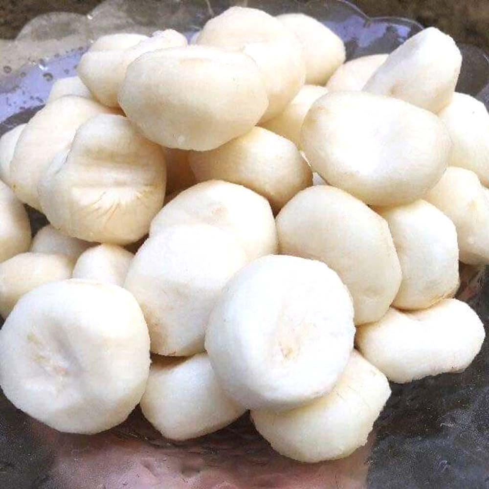 Mùa đông là thời điểm củ năng vào mùa, được bán trên thị trường với số lượng lớn. Chúng có màu trắng, ngọt, mọng nước, giòn và thơm ngon. Củ năng thường được dùng như một loại "trái cây" ăn trực tiếp sau khi gọt vỏ. Ảnh minh họa