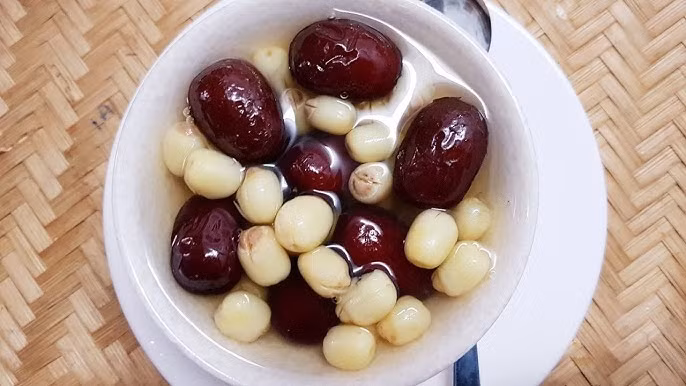 Ngoài ăn trực tiếp, củ năng còn được đem chế biến nấu chè khiến vạn người mê. Ảnh minh họa