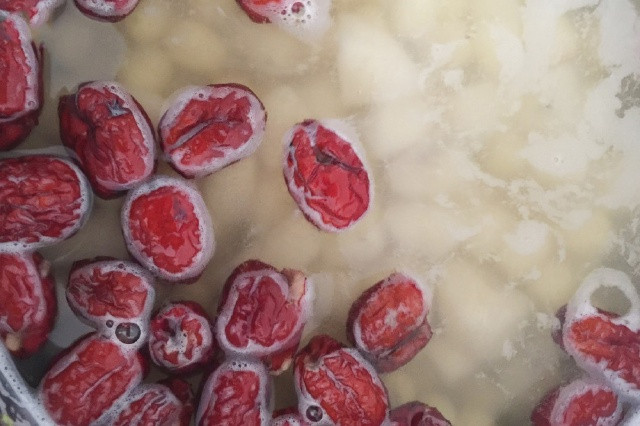 Rửa sạch táo đỏ, ngâm táo đỏ với nước ấm trong 5 phút. Cho vào hầm cùng hạt sen và củ năng. Khi táo đỏ nở tròn thì bắt đầu nêm đường phèn, muối vào. Ảnh Kingfood