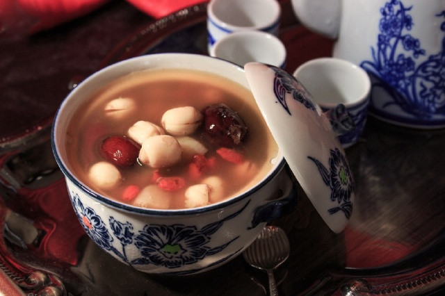 Đợi chè nguội thì múc ra bát, khi dùng có thể thưởng thức lạnh với vài viên đá. Ảnh Kingfood