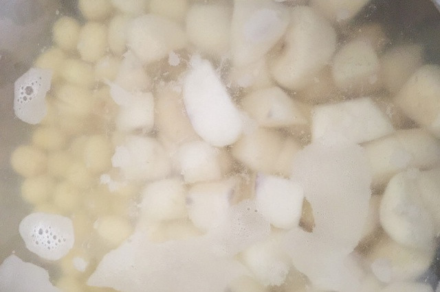 Rửa sạch hạt sen tươi, bỏ tâm sen và hầm với 2 lít nước trong 30 phút cho hạt sen mềm bùi. Rửa sạch củ năng, và cắt làm 3 hay 4 khối có kích thước đều nhau. Cho vào hầm cùng hạt sen đã mềm thêm 10 phút. Ảnh Kingfood