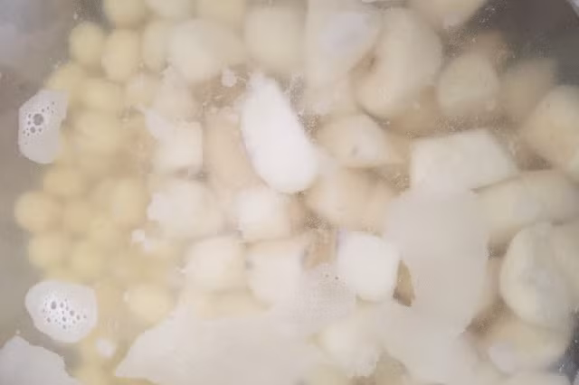 Rửa sạch hạt sen tươi, bỏ tâm sen và hầm với 2 lít nước trong 30 phút cho hạt sen mềm bùi. Rửa sạch củ năng, và cắt làm 3 hay 4 khối có kích thước đều nhau. Cho vào hầm cùng hạt sen đã mềm thêm 10 phút. Ảnh Kingfood