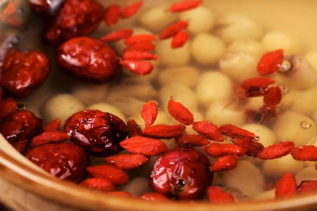 . Khi đường tan hết thì cho câu kỷ tử vào, để thêm 1-2 phút rồi tắt bếp. Ảnh Kingfood