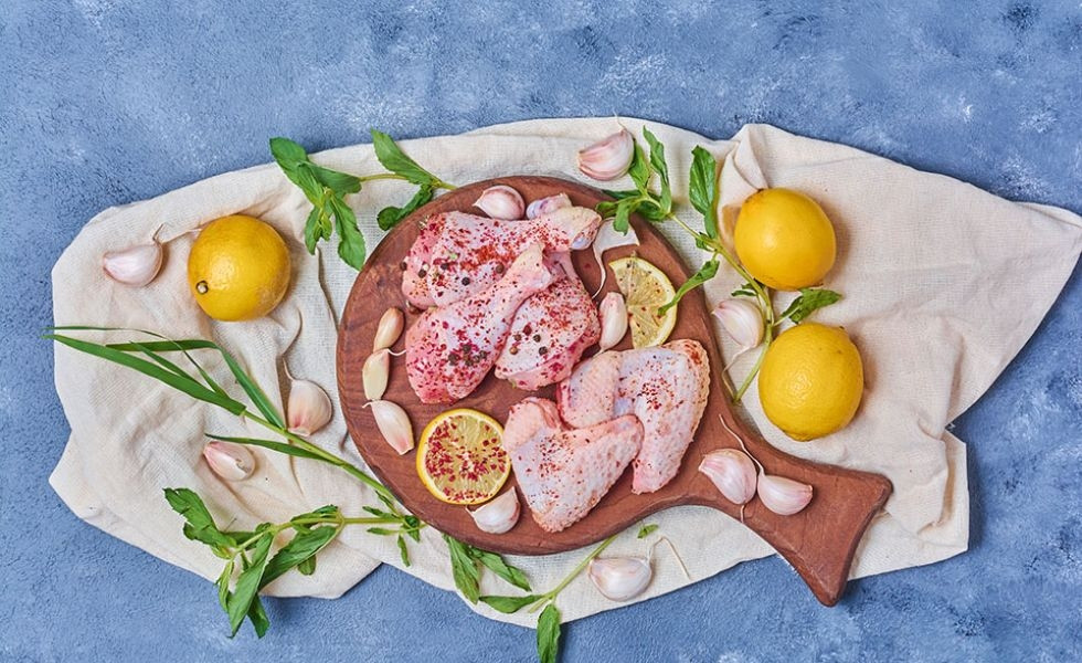 Để làm món thịt gà sốt cam, cần chuẩn bị các nguyên liệu bao gồm: 500g cánh gà hoặc đùi gà, 1 củ gừng nhỏ, 2 muỗng bột bắp, 1 muỗng bột nở, 2 quả cam, 1/2 củ hành tây (nếu có), 3 tép tỏi tươi, dầu ăn. Gia vị: đường, tương ớt, nước tương, dầu mè, hạt nêm, tiêu, muối. Ảnh minh họa