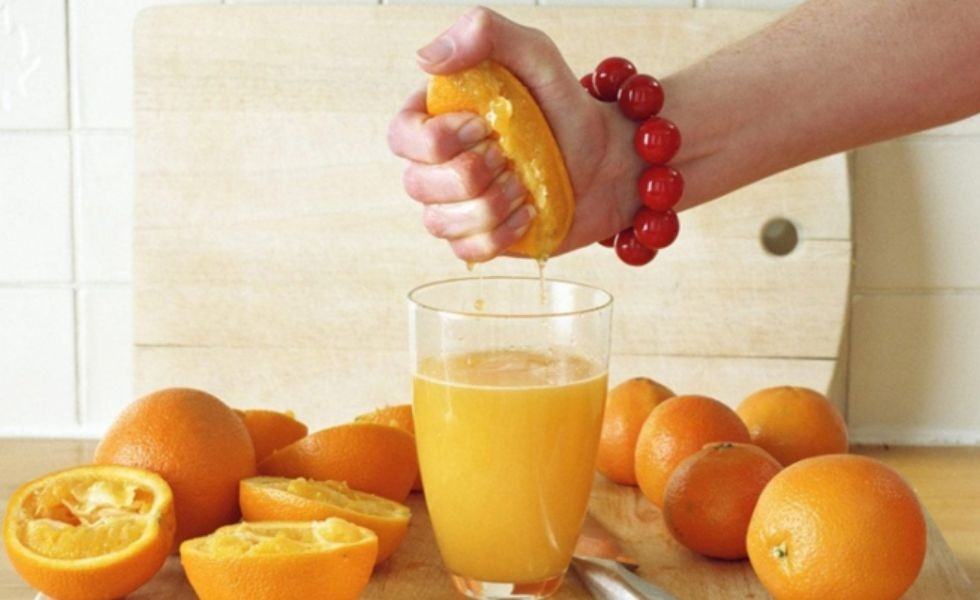 Rửa sạch cam và bổ mỗi quả làm đôi, vắt lấy phần nước cốt nguyên chất. Có thể dùng máy ép để lấy được nhiều nước cam nhất.