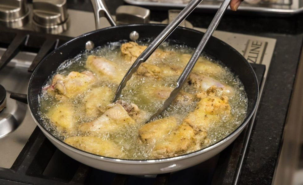 Chiên thịt gà sao cho chín vàng, thời gian mất khoảng 10-15 phút. Tiếp đó, gắp thịt ra đĩa, dùng giấy thấm dầu (nếu có) để gà giòn ngon, không ngấy. Ảnh minh họa