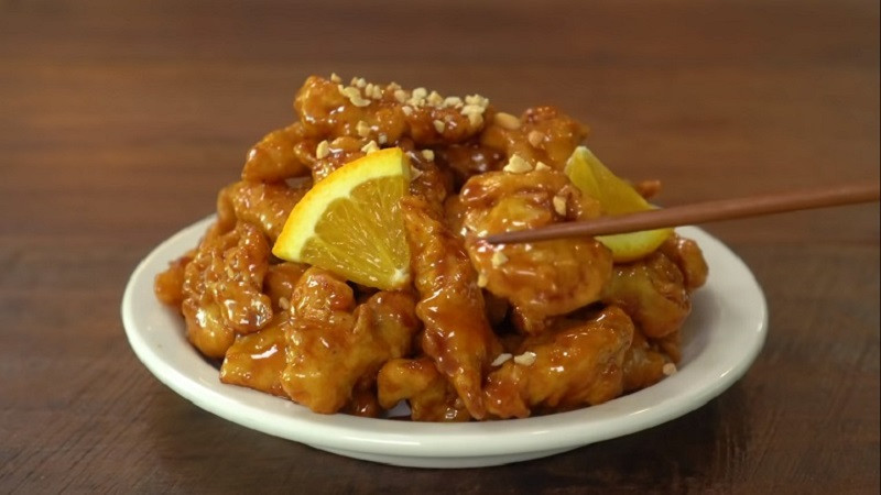 Một vài lưu ý khi lựa chọn nguyên liệu: Thịt gà tươi ngon thường có màu hồng tự nhiên, đều màu và không loang lổ. Khi chọn cam, hãy ưu tiên những quả có hình dáng tròn đều, cân đối, với lớp vỏ hơi nhám và hơi sần sùi. Ảnh minh họa