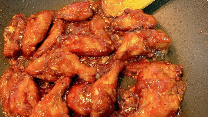 Sau khoảng 1-2 phút, lại cho thịt gà vào đảo đều tay trong vòng 1 phút. Lúc này, đổ nước cam vào, nêm nếm gia vị sao cho vừa miệng.Thông thường, cần thêm ½ thìa nước tương và 1 thìa cà phê đường là được. Tiếp đó, hạ nhỏ lửa, rim gà trong khoảng 5-7 phút rồi tắt bếp. Ảnh minh họa