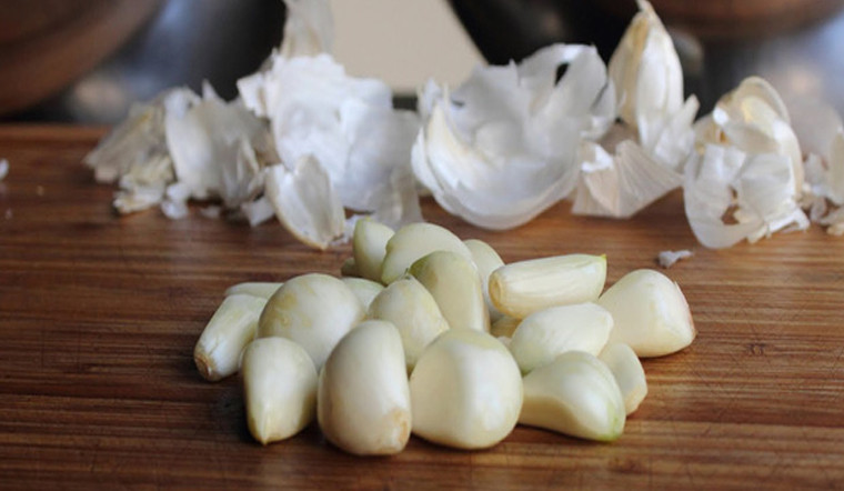  Phòng ngừa và hỗ trợ điều trị viêm nhiễm cơ quan sinh dục: Một trong những lợi ích của tỏi là chống lại sự phát triển của các gốc tự do, bảo vệ tế bào. Hợp chất Sulfur trong tỏi không chỉ làm giảm tình trạng viêm nhiễm đường tiết niệu mà còn phòng tránh nguy cơ viêm hoặc ung thư tiền liệt tuyến. Ảnh minh họa