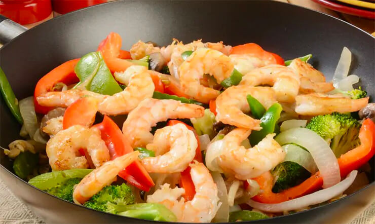  Tôm nõn xào tỏi – món ăn tốt cho sinh lý: Trong số các món ăn chữa yếu sinh lý bằng tỏi thì tôm xào tỏi được sử dụng khá phổ biến. Món ăn không chỉ cung cấp dưỡng chất cần thiết, mang đến thể lực sung mãn mà còn giúp nam giới tăng cường sức khỏe sinh lý, có những cuộc vui trọn vẹn. Ảnh minh họa