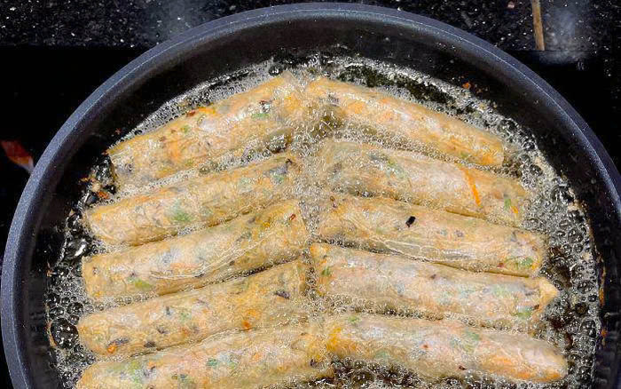 Dùng 1 chút bia dấp lên mặt lá nem để làm mềm lá nem cho dễ cuốn hơn, đồng thời sẽ giúp vỏ nem khi rán xong vàng giòn hơn rất nhiều. Ảnh minh họa 