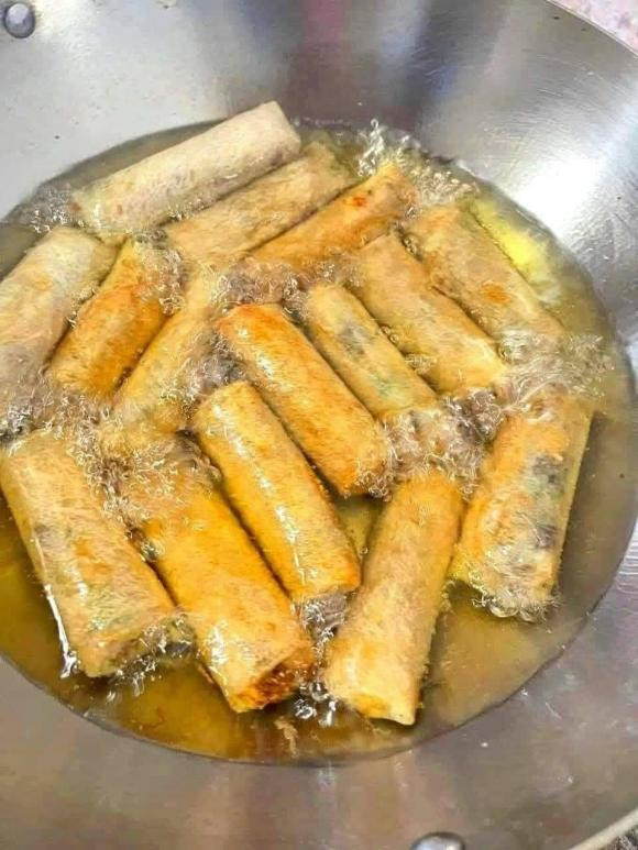  Mẹo rán nem vàng giòn: khi cho dầu vào chảo thì vắt thêm vài giọt nước cốt chanh vào rồi mới làm nóng dầu, như vậy sẽ không bị bắn dầu và giúpvỏ nem giòn hơn nhiều. Ảnh minh họa