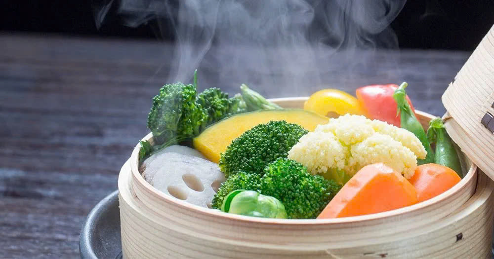 Có rất nhiều cách để chế biến rau củ quả hấp dẫn, ngon miệng hơn nhưng bạn cần hạn chế gia vị, dầu mỡ khi chế biến rau xanh sẽ tốt cho sức khỏe hơn. Ảnh minh họa