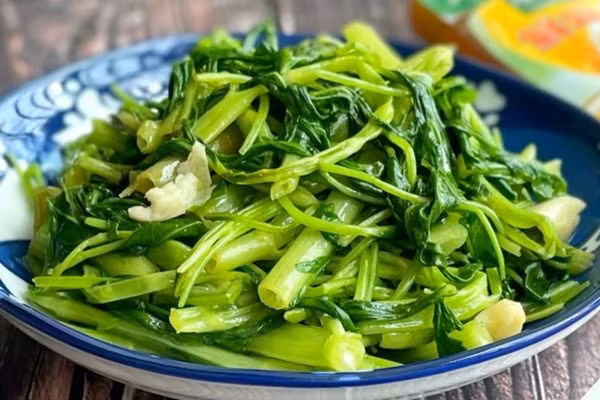 Hầu hết mọi người đều nghĩ rằng ăn càng nhiều rau càng tốt. Tuy nhiên, ăn quá nhiều rau xanh mà không ăn những món ăn có chứa chất béo, đạm, carb sẽ không đảm bảo cung cấp đủ năng lượng cho các hoạt động trong ngày, thậm chí còn gây hại cho sức khỏe. Ảnh minh họa