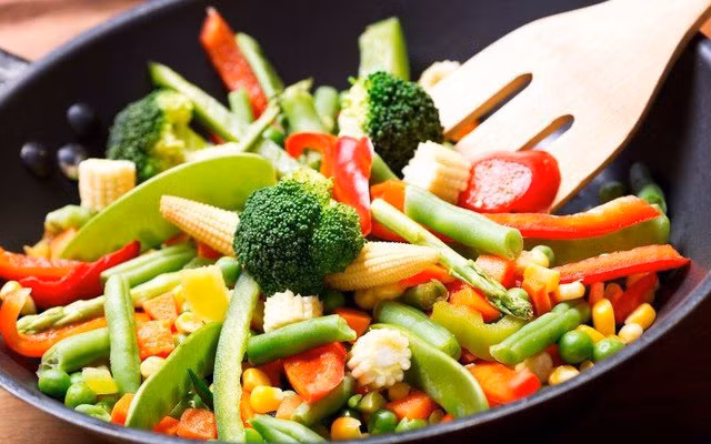 Ăn rau mỗi ngày là rất quan trọng bởi nó không chỉ bổ dưỡng mà còn có thể bảo vệ chống lại các bệnh như tiểu đường, tim mạch, béo phì và thậm chí một số loại ung thư. Ảnh minh họa